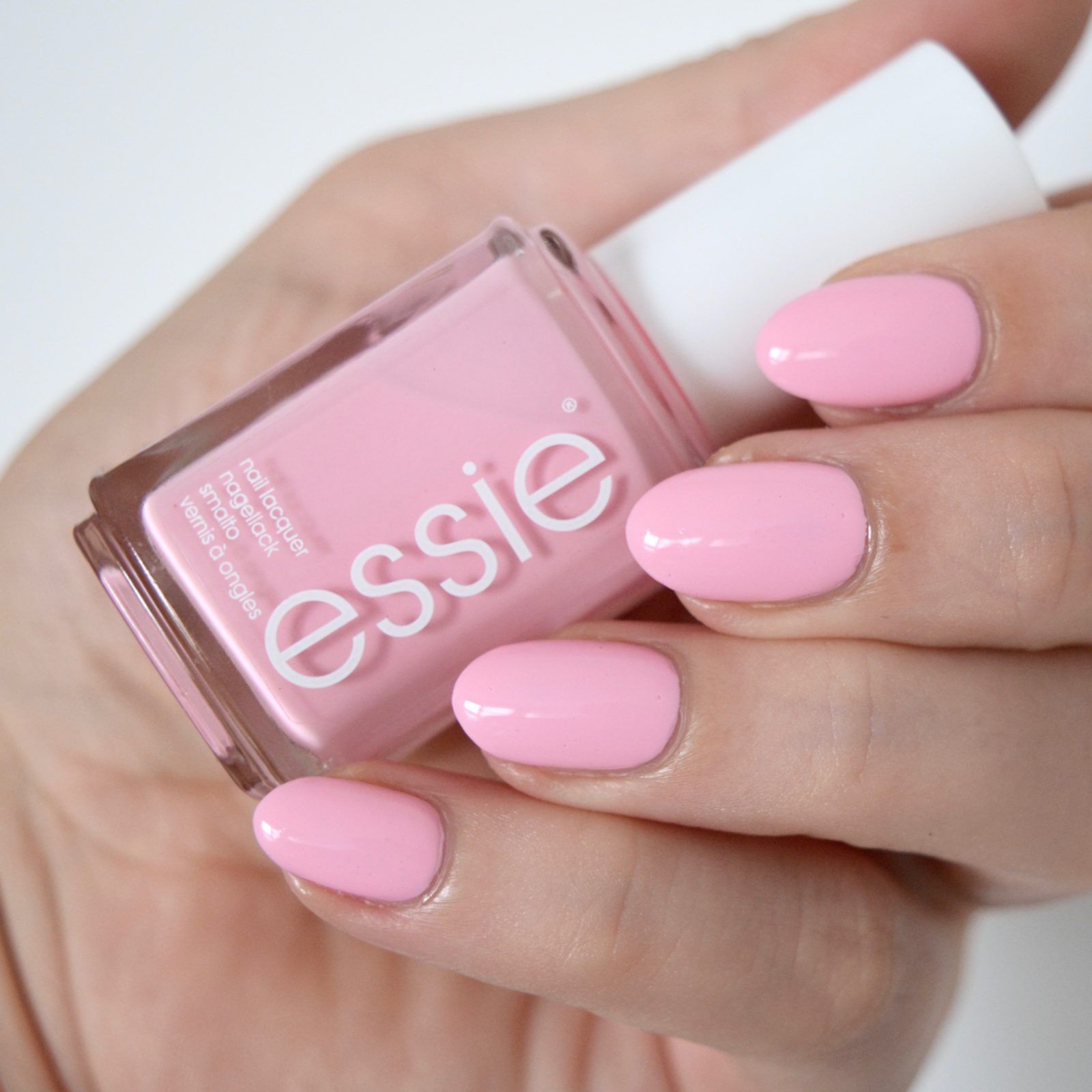 Sơn móng tay Essie được lưu bởi The Belle 1081