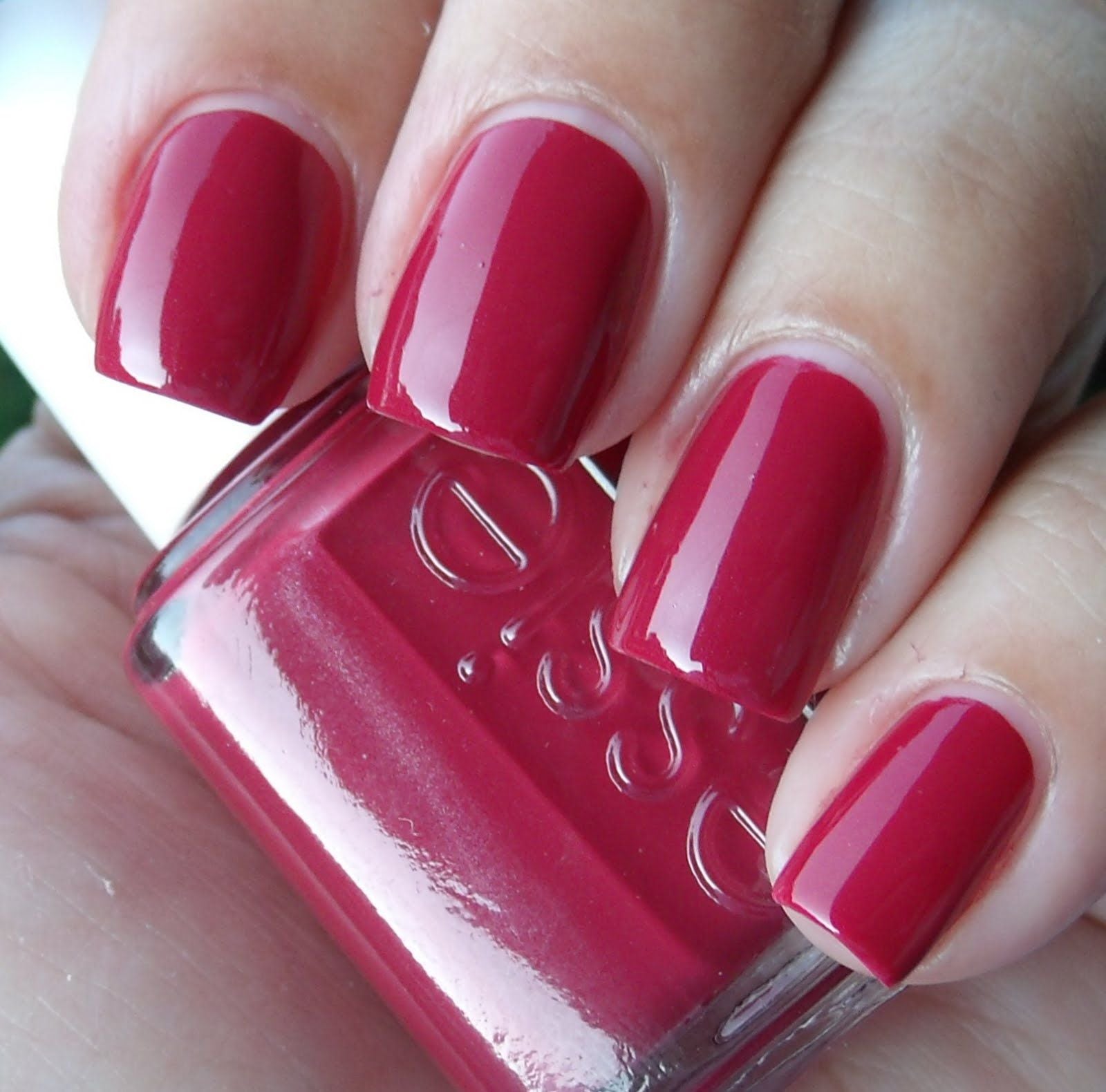 Sơn móng tay Essie Very Cranberry 262