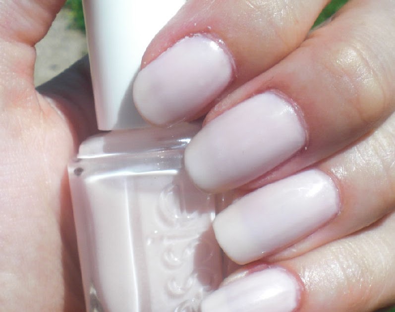 Sơn móng tay Essie Adore A Ball 422