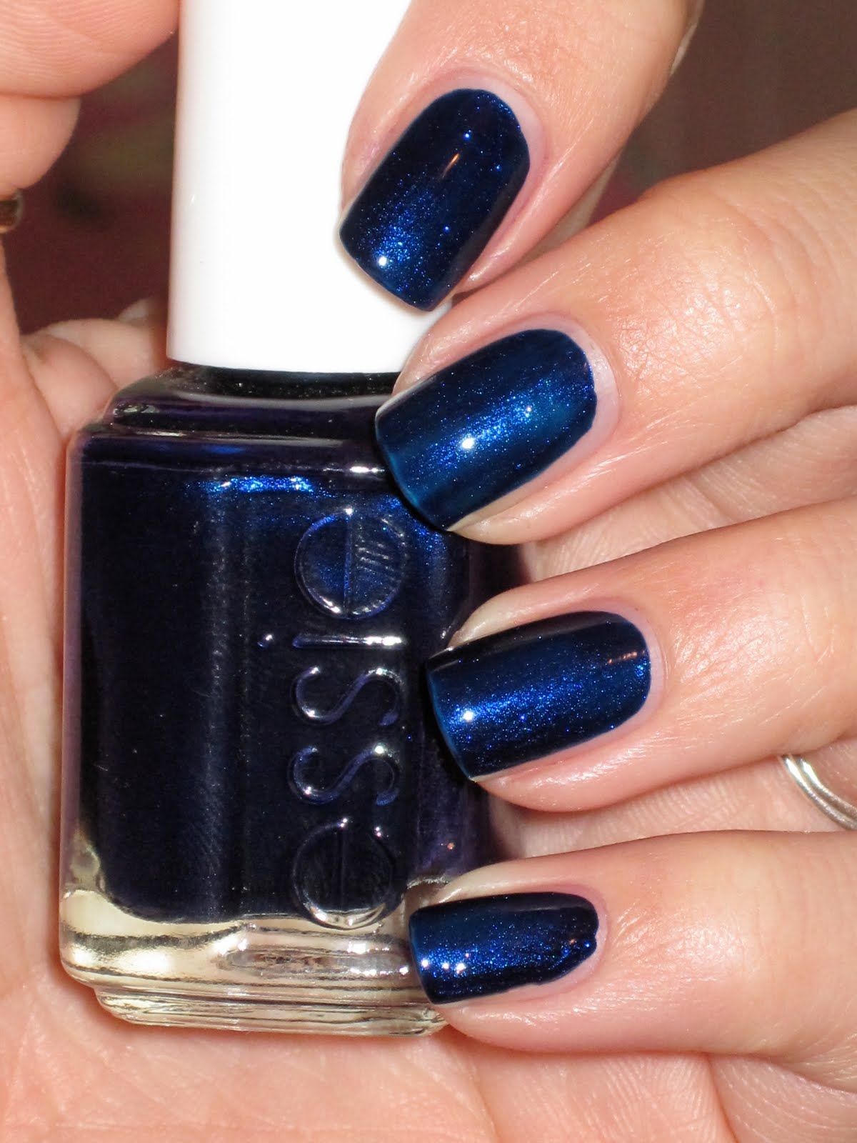 Sơn Móng Tay Essie Midnight Cami 697