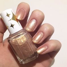 Vòng đai kim sa lấp lánh sơn móng tay Essie 961